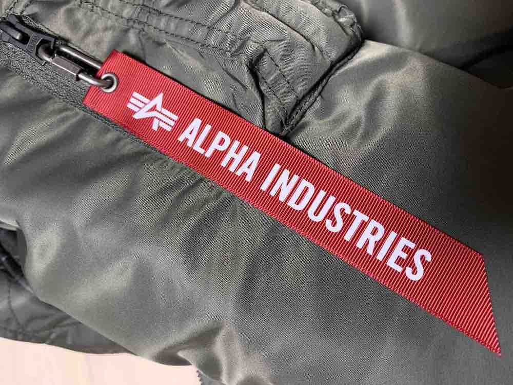 あのタグどうしてる？ALPHA INDUSTRIESの赤いタグは取った方が良いのか