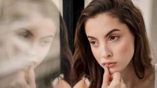 思ったことが顔に出てしまう人へ。感情を上手にコントロールする方法