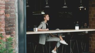 カフェに居る女性