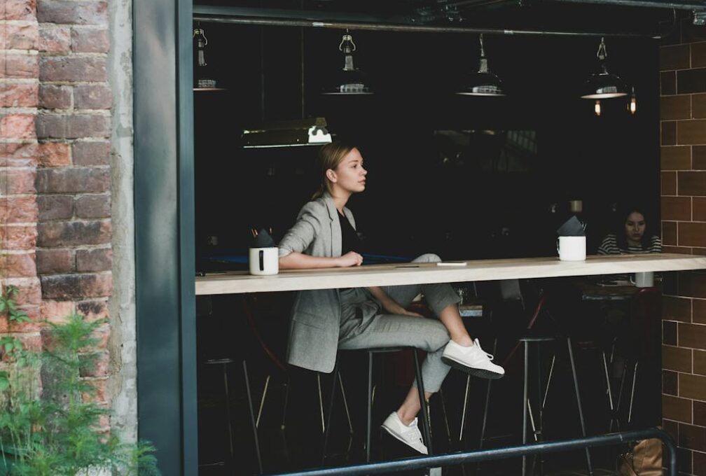 カフェに居る女性