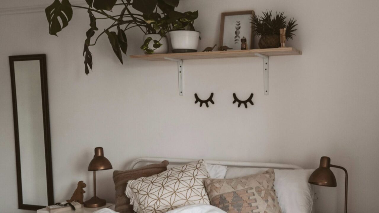 夜寝る前にスマホをやめられない人へ。睡眠の質を上げる「寝落ちルーティン」