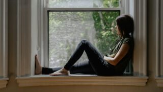 "大丈夫"って言ってしまう自分へ。本音を隠し続けることの、小さな代償