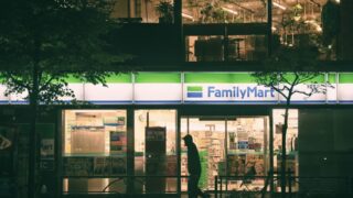 残業帰りにコンビニでお菓子を買ってしまうのは、意志が弱いせいじゃなかった